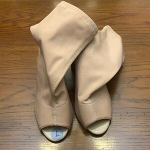X2B cream woman’s mules size 7